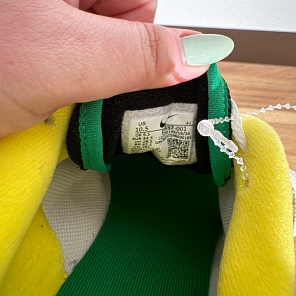 Nike White and Green Sneakers - Picture 10 of 10